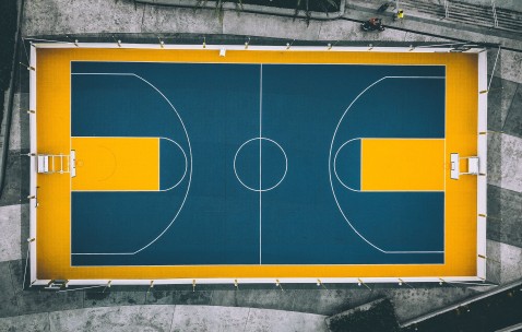 爱游戏体育-意甲最新形势：广东男篮高居榜首，密尔沃基雄鹿强势追赶，冠军归属成迷